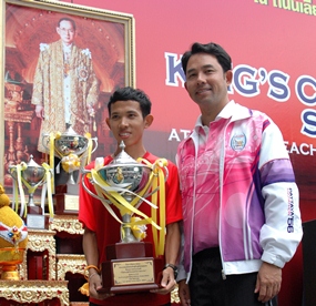 Nattawut Innum (left), from the Gym Running team, accepts HM the King’s Cup from Mayor Ittipol after successfully defending his quarter marathon title for the second year.