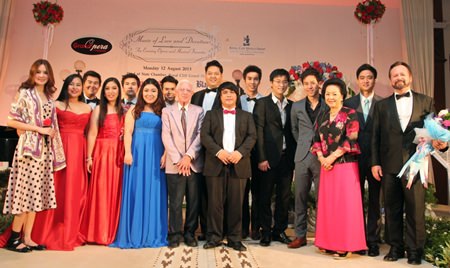 Grand Opera Thailand’s performing artists stand alongside Royal Cliff’s management on stage at the close of the performance.