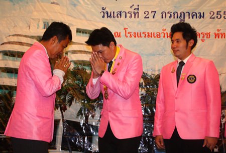 Navin Khakhay (2nd left) replaces Somyos Khotkhaen (left) as head of the Pratamnak club.