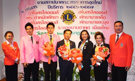 Dr. Torpong Putthabucha PhD (right), president of Lions Bangkok Ratchanakhrin 310 C, and members present flowers to the 4 new presidents, Navin Khakahy (3rd left) from Pratamnak Pattaya, Jakraphan Pinthanon (center) from Naklua Pattaya, Darunee Weeraphan (3rd right), president of Rayong Maptaput Muang Mai, and Sasithorn Klitiang (2nd right) from Pattaya Banglamung.