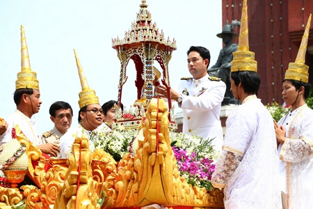 Mayor Itthiphol Kunplome begins the sacred Buddha relic procession.