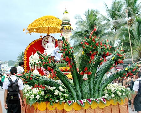 Pattaya School No. 7’s candle car won the most beautiful category.