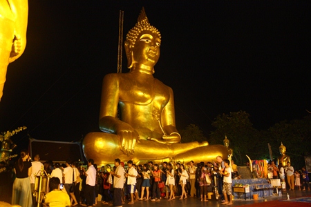 At Wat Khao Phra Yai, citizens and tourists perform the Wien Thien ceremony around Luang Pho Yim.