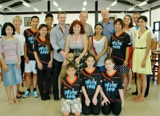 Nigel, his wife Som and four of his children: the two birthday boys Jay & Jonny, Jenni and Elizabeth, along with friends from the Rotary Club Eastern Seaboard: Russell Iffland, Tatiana Sokolova, Maggie Travis, Joy and Carl Dyson, Michael Todd-White, Jan and Ket Abbink, and Elfi Seitz.