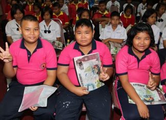 Students from Pattaya schools listen to a lecture about proper foods for different age groups and the role of nutrition in developing the physique for sports and exercise.