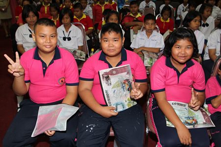 Students from Pattaya schools listen to a lecture about proper foods for different age groups and the role of nutrition in developing the physique for sports and exercise.