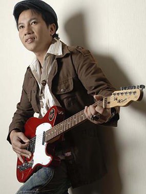 Country music singer Anont R-Siam succumbed to injuries suffered from a fall off his roof.