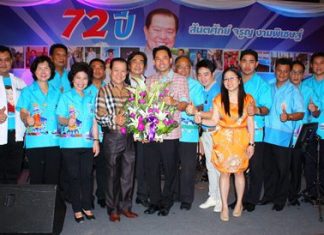 Mayor Itthiphol Kunplome leads Pattaya administrators and members of Pattaya’s city council to present a bouquet of flowers to congratulate Santsak Ngampichet on his 72nd birthday.