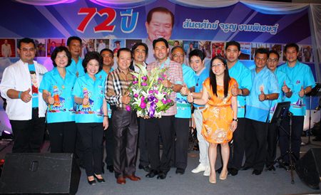 Mayor Itthiphol Kunplome leads Pattaya administrators and members of Pattaya’s city council to present a bouquet of flowers to congratulate Santsak Ngampichet on his 72nd birthday.