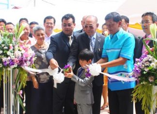 Chao Jiramongkol (center) and family, along with Chonburi Permanent Secretary Chaowalit Saeng-Uthai (2nd from right), cut the ribbon to open the new Chao Jiramongkol building at Banglamung Hospital.