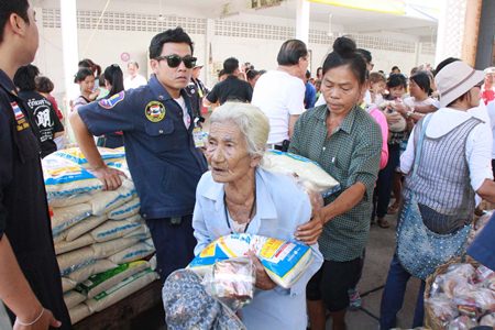 Members of the Sawang Rojthummasathan Foundation donate rice and dried food to 3,999 Sattahip-area residents.