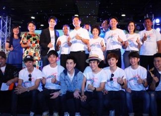 Mayor Itthiphol Kunplome (center), along with relevant officials and celebrities, launches the Pattaya White campaign at Central Festival Pattaya Beach.