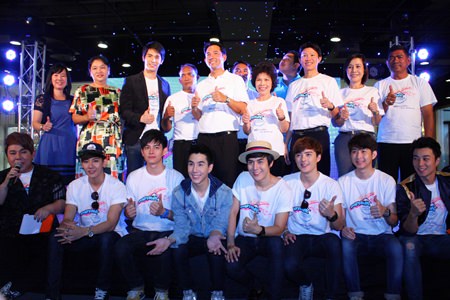 Mayor Itthiphol Kunplome (center), along with relevant officials and celebrities, launches the Pattaya White campaign at Central Festival Pattaya Beach.