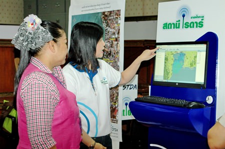 A GISTDA officials explains how to read data from the coastal radar-based weather monitoring station being installed on the Pratamnak Hill coastline.