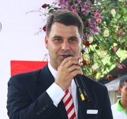 Ambassador Johannes Peterlik gives his farewell speech.