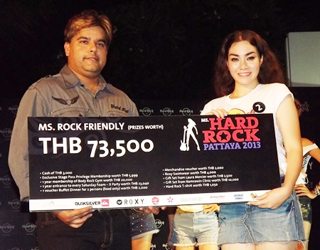 Suwanthep “Tony” Malhotra, Deputy MD of Pattaya Mail Publishing Co., Ltd., presents the Ms. Rock Friendly prize to Chotika Nithi-Athikorn.