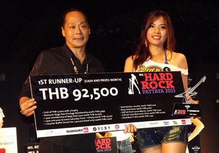 Patrick Ng, Executive Assistant Manager of the Hard Rock Hotel Pattaya, presents the 1st runner up prize to Budsabong Prommeang.