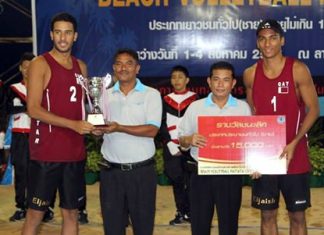 Pattaya City official Thongchai Aajsrong presents the winning trophy to the victorious Qatar Club male team.