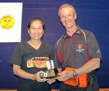 Ladies champion Noi (left) receives a Long Drive award from Lewis ‘Woody’ Underwood.
