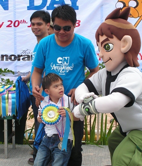 Gino collects his prize from Amazone mascot Ben.