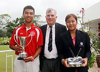 Thailand’s Chayanit Wangmahaporn (right) and Lucas Lam (left) hold their trophies as they pose for a photo with Hong Kong Golf Association Chief Executive Iain Valentine. (Photo courtesy HKGolfer/Daniel Wong)