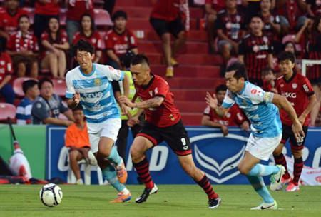 Muang Thong United’s Bang Seung-Hwan evades the attentions of two Pattaya United defenders during their Thai Premier League fixture at the SCG Stadium, Saturday, August 17. (Photo courtesy Muang Thong United FC)