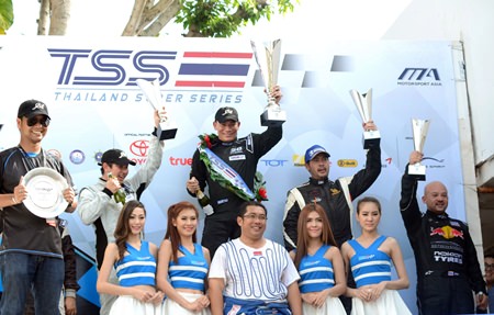 Chonsawat Asavahame (rear-center) holds up the champion’s trophy after winning Round 4 of the Thailand Super Series Class 1 at the Bira International Race Circuit in Pattaya, Sunday, August 18.