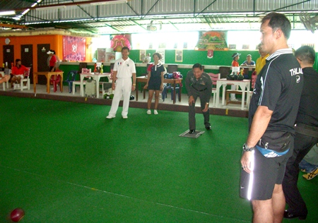 Police Colonel Kumphol Leelaprapaporn rolls out the first bowl of the day to officially open the tournament.