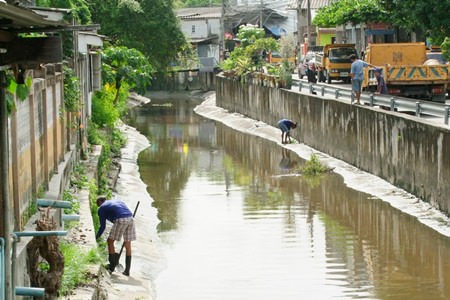 City workers clean out the Bangpla Sroi Canal in Chonburi.  Perhaps if the South Pattaya Canal was kept in such good shape, there wouldn’t be a flooding problem there.