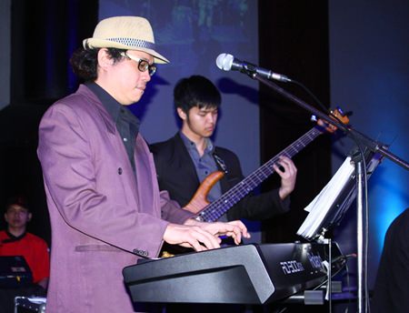 Siam Cubano kept the evening swinging with some great Latin rhythms.