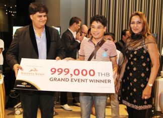 Rajesh S. Punjabi, MD (left) and Sonia Punjabi, CEO of Universal Group (right) present a condo for a special promotional price of 999,000 baht to a lucky winner at the Savanna Sands Grand Sale Event in Pattaya, August 8.