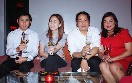 (L to R) Ananbodhin Wachoom, Assistant Food and Beverage Manager of Holiday Inn, Reungratt Rattanaphan, Sak Ngamsmai, Food and Beverage Operations Manager of Hard Rock Hotel Pattaya and Koonlapatporn Intalasing, On Premise Executive of Siam Winery Trading Plus Co., Ltd.