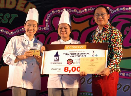 Juttaporn Daosawa and Suphat Kanongphat from the Dusit Thani Pattaya accept the winning award in the ‘Wedding Cocktail /Canapé & Fruit Carving’ competition from Attapol Wannakij, director of TAT Pattaya Office.