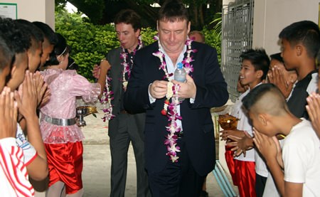 The children presented garlands of flowers to welcome the two snooker legends.