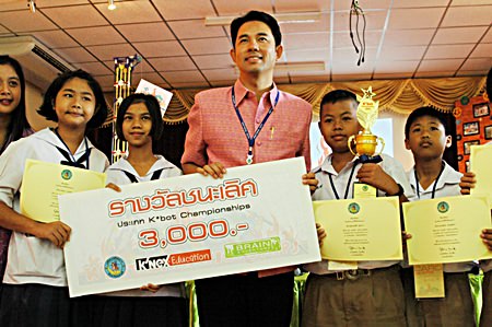 The ‘Jom Phalang’ team from Pattaya School No. 4 accept the winning trophy and cash for the primary school category from Mayor Itthiphol Kunplome.