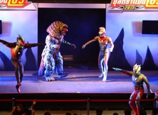 Ultraman Zero (2nd right) and Ultraman Dyna (right) use their great powers to destroy their enemies and protect the world.