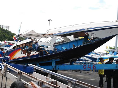 All that remains of the twin-engine Chok Suwanna 17 lays testament to still another major speedboat accident in Pattaya, which this time claimed the lives of 2 Chinese tourists and injured 8 more.  This, just one week after authorities met with local tour boat operators to remind them of their safety responsibilities.  