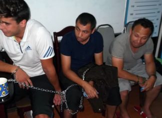 Three of the 5 French nationals arrested in Pattaya ATM scam chained up awaiting interrogation.