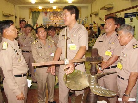 Officers listen as an expert in working with propellers explains how to recover a boat screw.