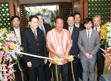 Finance Minister / Deputy Prime Minister Kittiratt Na Ranong (center) cuts the ribbon to officially open the IUHPE meeting in Pattaya.