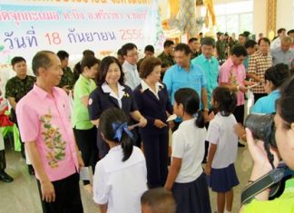 Gov. Khomsan Ekachai (left) leads Chonburi officials in an outreach program during a mobile-service fair in Sriracha.