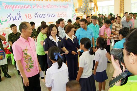 Gov. Khomsan Ekachai (left) leads Chonburi officials in an outreach program during a mobile-service fair in Sriracha.