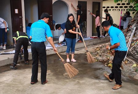 Central Festival Pattaya Beach, the Provincial Waterworks Authority, and Nongprue residents are hard at work renovating toilets and beautifying the landscape at Suttawas Temple.