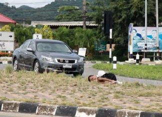 Man sleeping in road creates traffic panic in Sattahip Police were able to wake up and chase off this homeless man before he rolled out into traffic in his sleep.