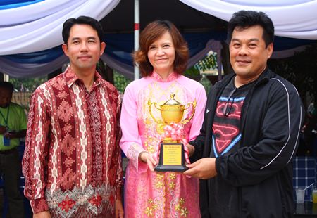 Siran Nimihut (right), GM of Siam Bayshore Resort and Spa, accepts the winning trophy for his team’s float dedicated to Thailand joining the ASEAN Economic Community in 2015, from Bundarik Kusolvitya (center), president of THA Eastern region, and Mayor Itthiphol Kunplome.