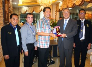 Mayor Itthiphol Kunplome (center) presents the key to Pattaya City to Jeon Jae Man, South Korea’s ambassador to Thailand.