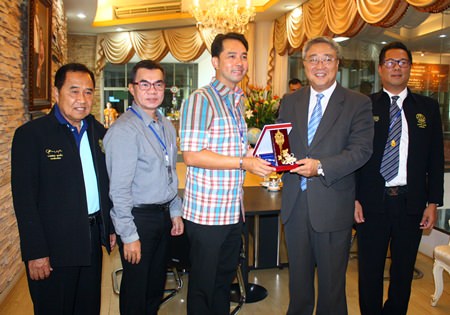 Mayor Itthiphol Kunplome (center) presents the key to Pattaya City to Jeon Jae Man, South Korea’s ambassador to Thailand.