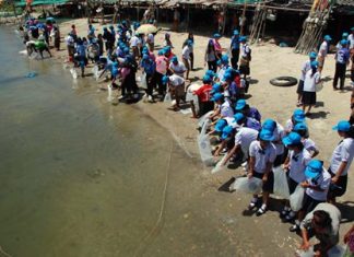Rayong’s Fishing Department enlisted school children, local residents and local officials to help them release more than 7 million shrimp, crabs and fish into the sea.