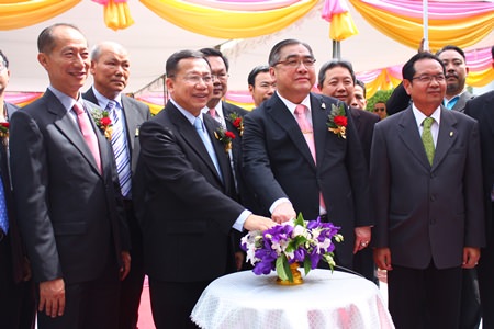 Tourism and Sports Minister Somsak Pureesrisak (2nd right) and Virat Chinvinitkul (2nd left), secretary-general of the Courts of Justice press the button to officially open Thailand’s first “tourist court” aimed at solving minor disputes before visitors leave the country.