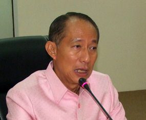 Chonburi Gov. Khomsan Ekachai is pledging to prevent alcohol from being sold near schools and crowded residential neighborhoods in 10 Chonburi districts.